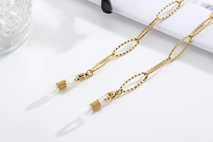 Detail of gold rectangular sweater chain with diamond-cut engraving and silicone loops