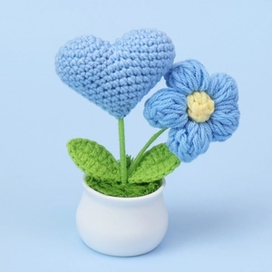 Tournesol crocheté à la main en pot de céramique blanche avec cœur et fleur bleus