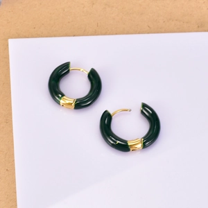 Détail de créoles en résine vert foncé avec charnières en titane plaqué or 18 carats
