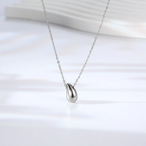 Collana minimalista con ciondolo a goccia in acciaio al titanio lucido da donna