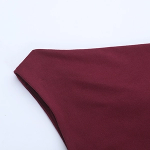 Vue détaillée d'une robe en maille bordeaux montrant les coutures et la texture du tissu