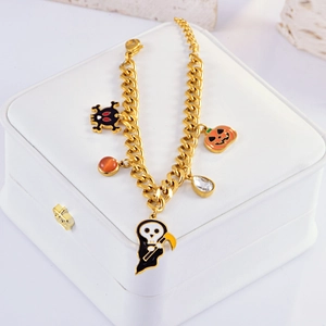 Goldenes Halloween-Armband mit Totenkopf-, Kürbis- und Geistanhängern und Perlen