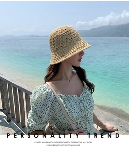Détail de la texture en maille respirante et du motif élégant en paille tressée du chapeau