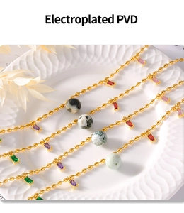 Détails macro de colliers dorés PVD 18 carats avec perles de pierre et pendentifs ronds