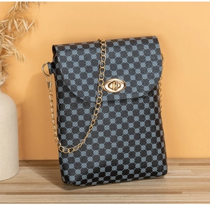 Dettaglio del motivo a quadrifoglio blu su piccola borsa a tracolla con catena oro