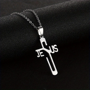 Collier croix en acier inoxydable argenté poli avec design JESUS sur surface sombre