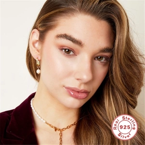 S925 sterling silver U-shaped gold earrings and pearl necklace set on model
