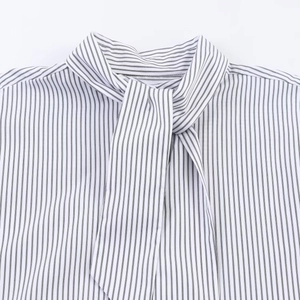 Camicia da donna in popeline a righe con elegante fiocco sullo scollo e maniche lunghe