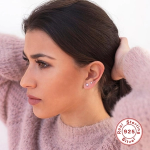 Dreiteiliges Set minimalistischer S925 Sterling Silber Rundstecker am weiblichen Model