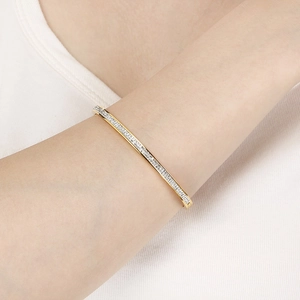Dettaglio ravvicinato di un bracciale in acciaio inossidabile placcato oro 18k con zirconi