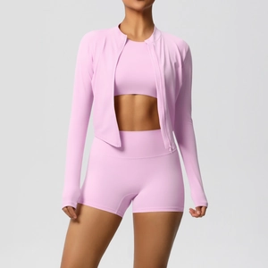 Vue détaillée d'un ensemble de yoga rose avec manches à passe-pouce et short de sport