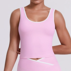 Gros plan du débardeur de sport rose respirant avec bordure blanche et coupe ajustée