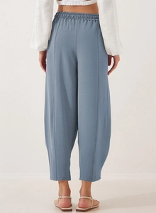 Vue arrière du pantalon en lin bleu taille haute avec cordon de serrage et coutures au dos