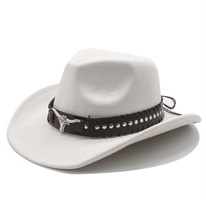 Detailansicht weißer Cowboyhut mit braunem Lederband und silbernem Stierkopf-Logo