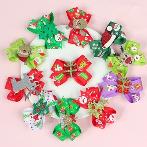 Vue à plat de pinces à cheveux de Noël faites main avec des motifs festifs
