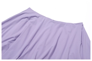 Détail du tissu violet à séchage rapide montrant la texture fine et la couture soignée