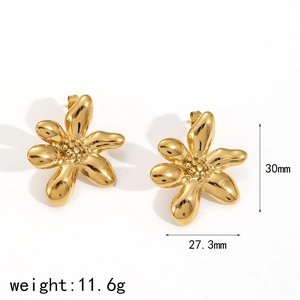 Détail de boucles d'oreilles fleur plaquées or 18 carats avec dimensions de 30x27,3mm