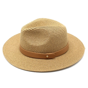 Chapeau fedora classique en paille avec bande en cuir marron et large bord pour l'été