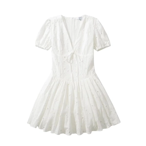 Robe courte blanche vintage française avec col en V et broderie ajourée chic