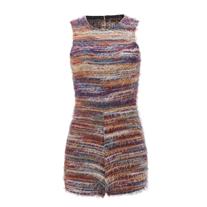 Détail du tissu en maille duveteuse à rayures multicolores sur un combishort sans manches