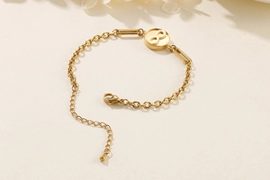 Detailaufnahme des goldenen Titanstahl-Armbands mit Unendlichkeitssymbol und Karabiner