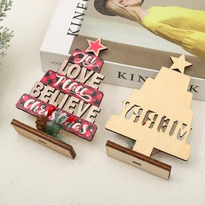Dettaglio di addobbi natalizi in legno a forma di albero con decorazioni festive.