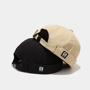 Retro cotton docker cap with S letter label and adjustable buckle in black and beige