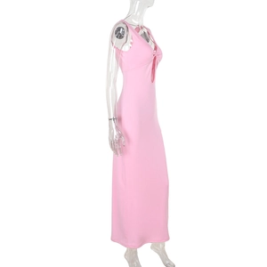 Détail d'une robe longue rose sans manches avec nœud torsadé et découpe sur la poitrine