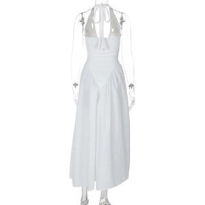 Detailansicht des eleganten rückenfreien weißen Halter-Maxikleids mit Taillenband