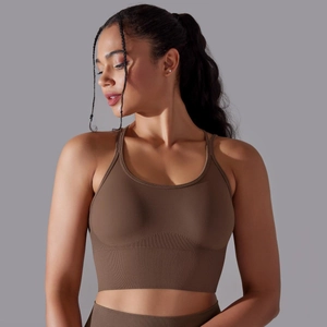 Détail du haut court de sport marron foncé sans couture avec ourlet côtelé pour le yoga