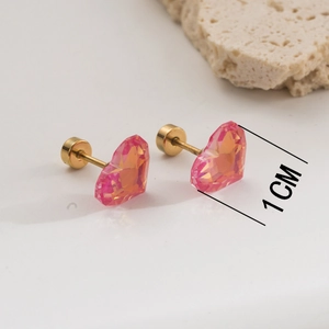 Détail macro de boucles d'oreilles cœur en zircon avec dégradé et marque de 1 cm