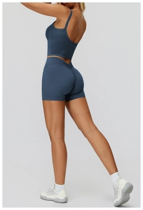 Dettaglio dei pantaloncini da yoga a vita alta con arricciatura posteriore effetto push-up