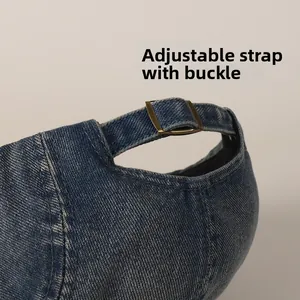 Detail van de verstelbare bronzen metalen gesp op de gewassen denim baseballpet