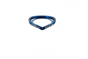 Vue détaillée de la bague en V en acier inoxydable bleu sertie de zircons blancs