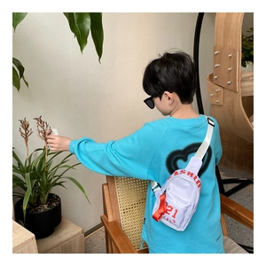 Detailansicht der weißen Kinder-Brusttasche mit rotem Aufdruck und verstellbarem Gurt