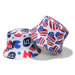 Bob réversible avec lettrage NYC et motifs de cœur drapeau américain sur fond blanc