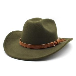 Détail d'un chapeau de cowboy en feutre vert armée avec lanière en cuir et boucle dorée