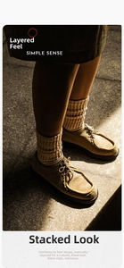 Détail de chaussettes en coton avoine avec texture en grosse maille et effet empilé
