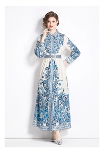 Détail de la robe blanche à manches longues avec imprimé paisley bleu et ceinture assortie