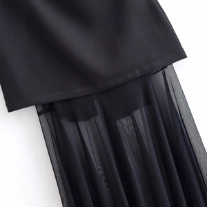 Elegante abito nero con spalle scoperte, inserti in mesh trasparente e tessuto liscio