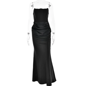 Robe longue bustier noire en satin avec plis à la taille et coupe en queue de poisson