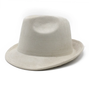 Chapeau Fedora classique en daim gris clair avec large bord et ruban décoratif assorti
