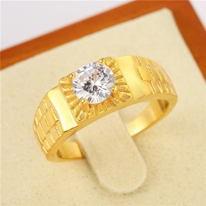 Détail d'une bague en titane doré pour homme avec un grand zircon serti à quatre griffes