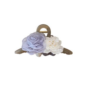 Elegante pinza per capelli con rosa in tessuto viola e fiore in acrilico bianco