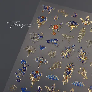 Gros plan détaillé de stickers pour ongles bleu et or aux motifs chinois classiques