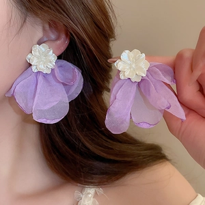 Élégantes boucles d'oreilles fleurs en organza violet avec pétales blancs pour les vacances