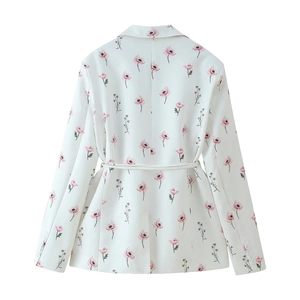 Vista posteriore di un blazer bianco a fiori rosa con cintura sottile in vita annodabile