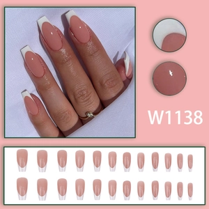 Coffret de 24 faux ongles french manucure nude avec bouts carrés blancs élégants