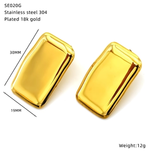 Détails de boucles d'oreilles carrées en acier inoxydable doré 18 carats de 30 mm