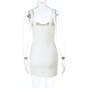 Vue arrière d'une mini robe en dentelle blanche avec textures florales et coupe ajustée